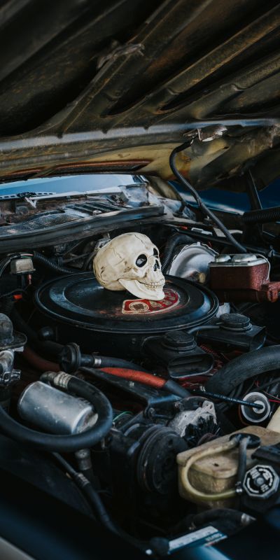 Old_engine_with_skull